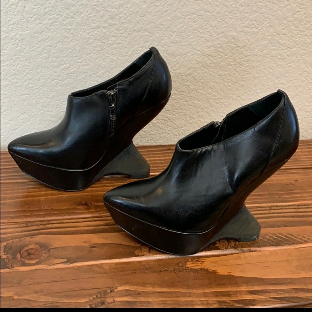 Max Azria Shoes